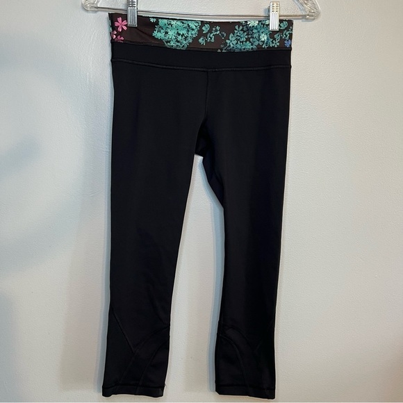 Lululemon Pants Black Cropped Leggings Floral Waist Band Yoga Running Logo Sz 4 - Picture 9 of 10
